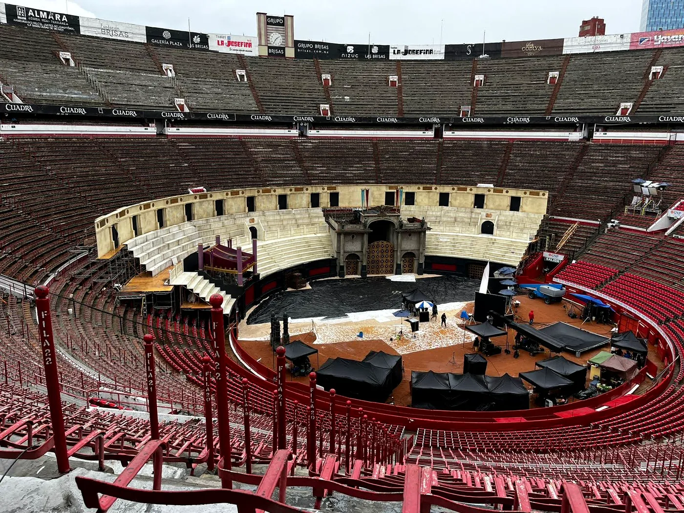 Foro con escenario circular y montaje de alto tráfico