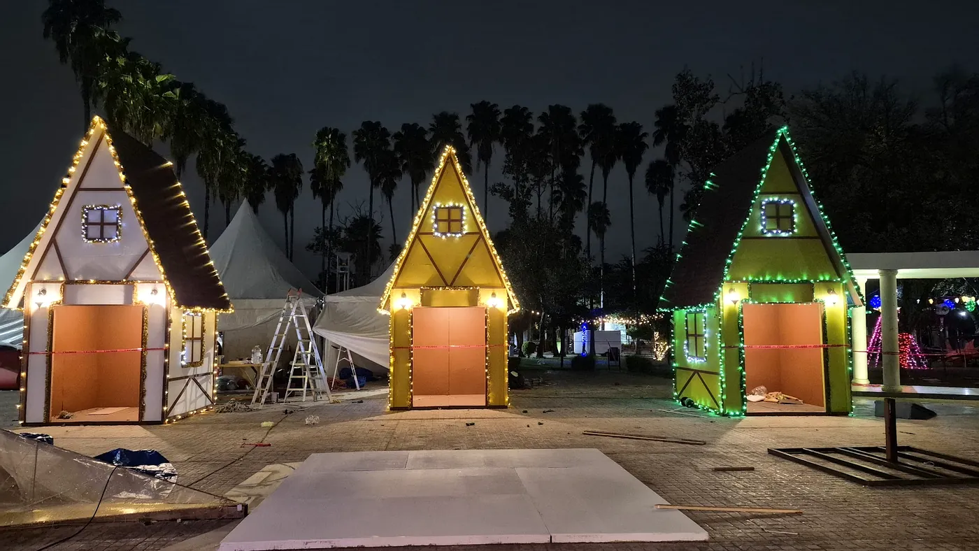 Escenografía de casas iluminadas para temporada