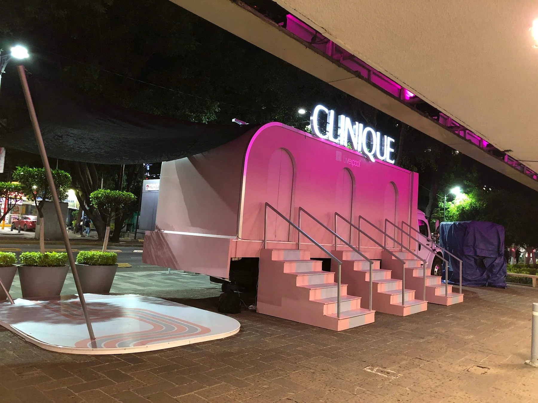 Pop-up de marca con fachada iluminada
