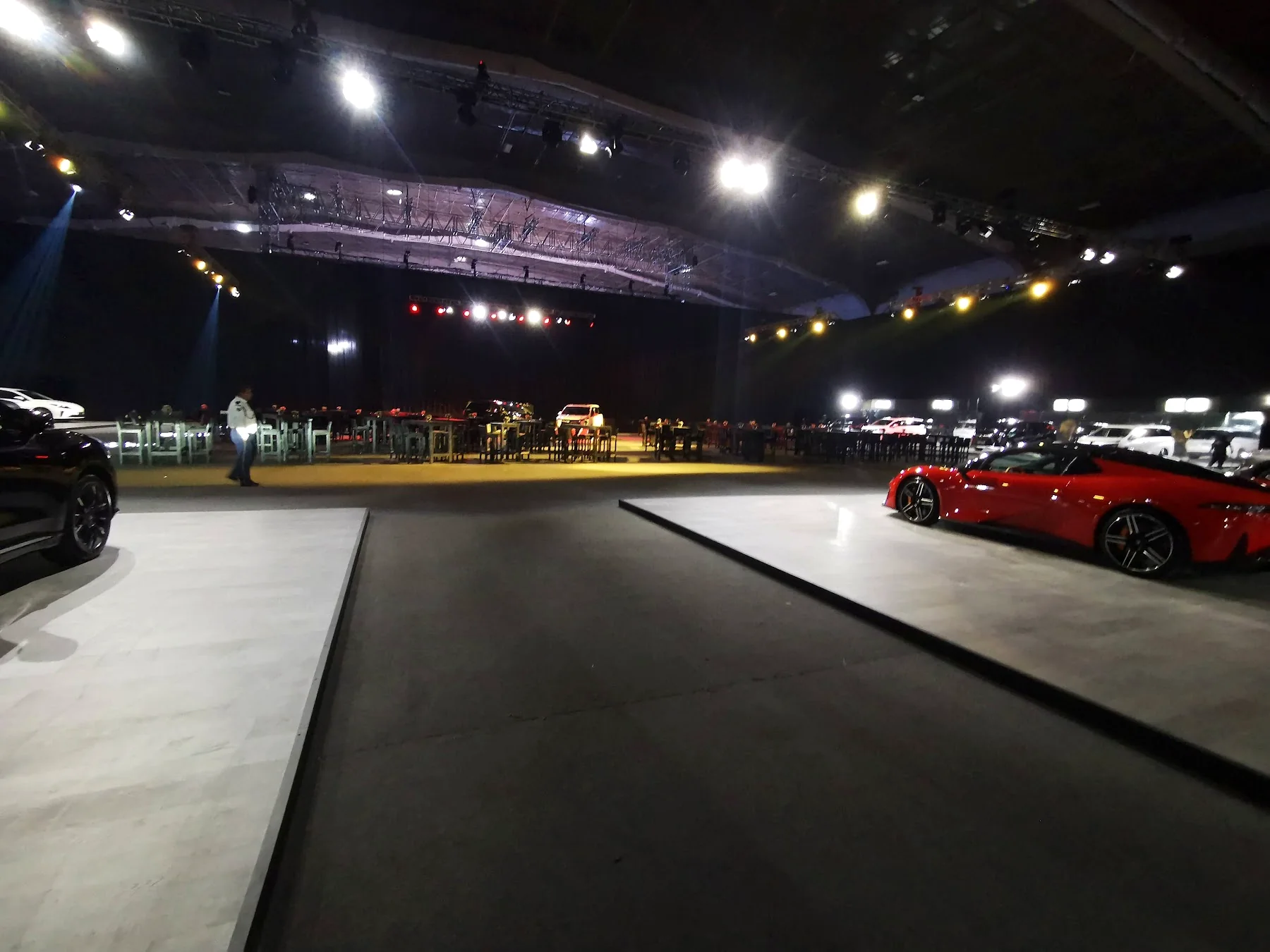 Auto show con plataforma iluminada