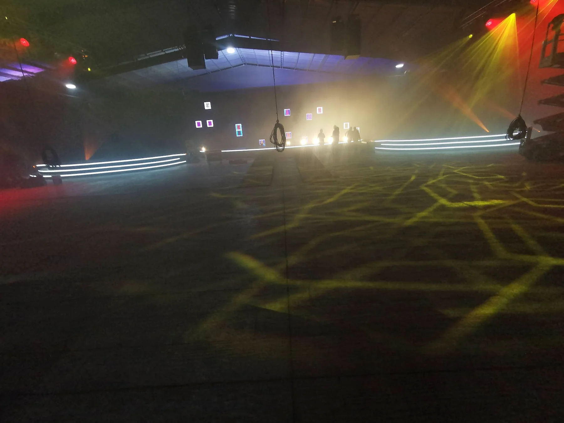 Escenario con líneas de luz y ambiente nocturno