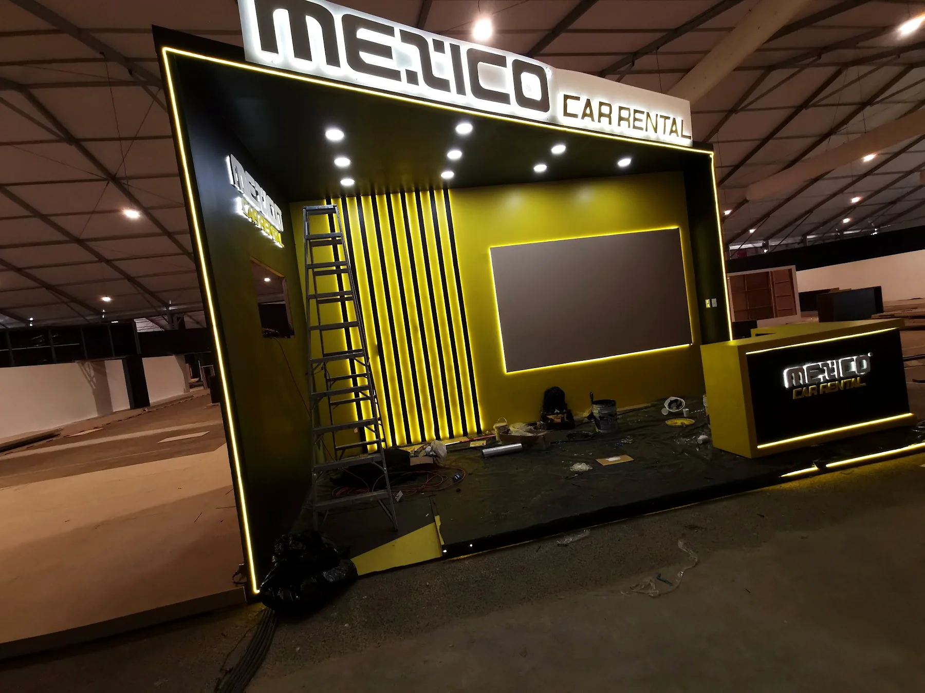 Stand comercial negro y amarillo